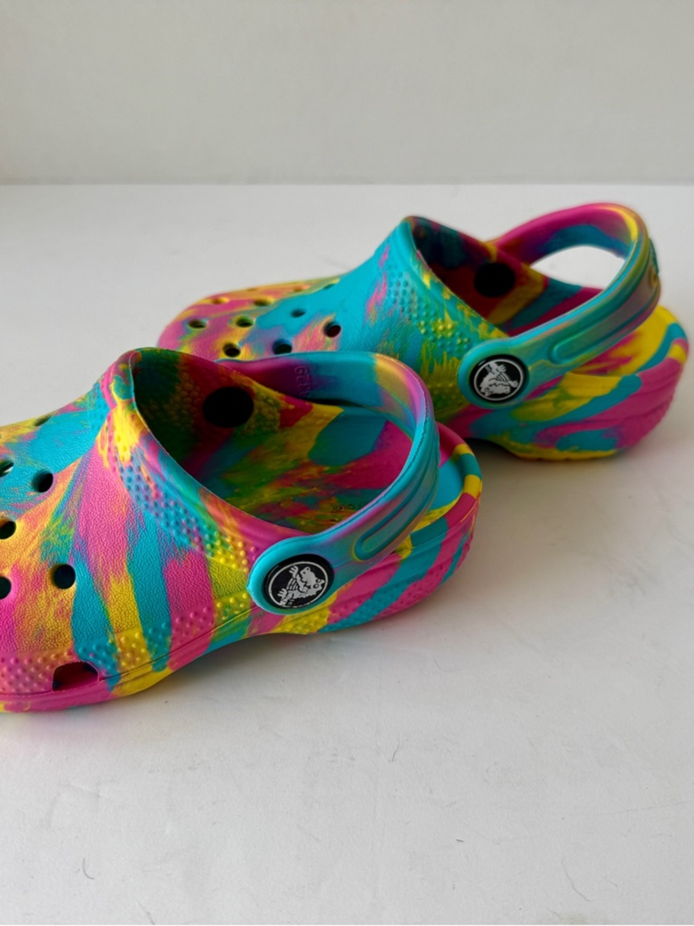 CROCS Kids Tie-Dye Clog in Turquoise, Pink, Yellow. Size C8 - Picture 7 of 10